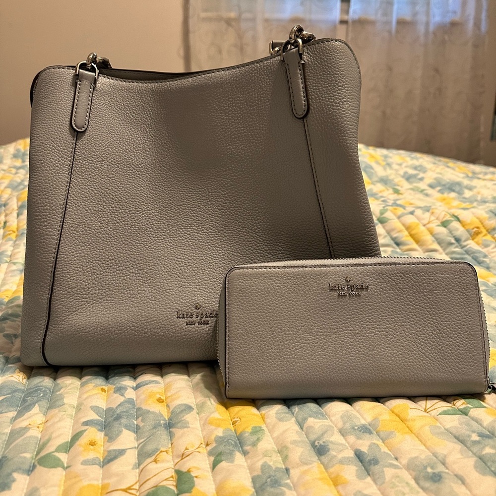 Kate Spade New York w/ matching wallet
Jackson Medium Triple Compartment